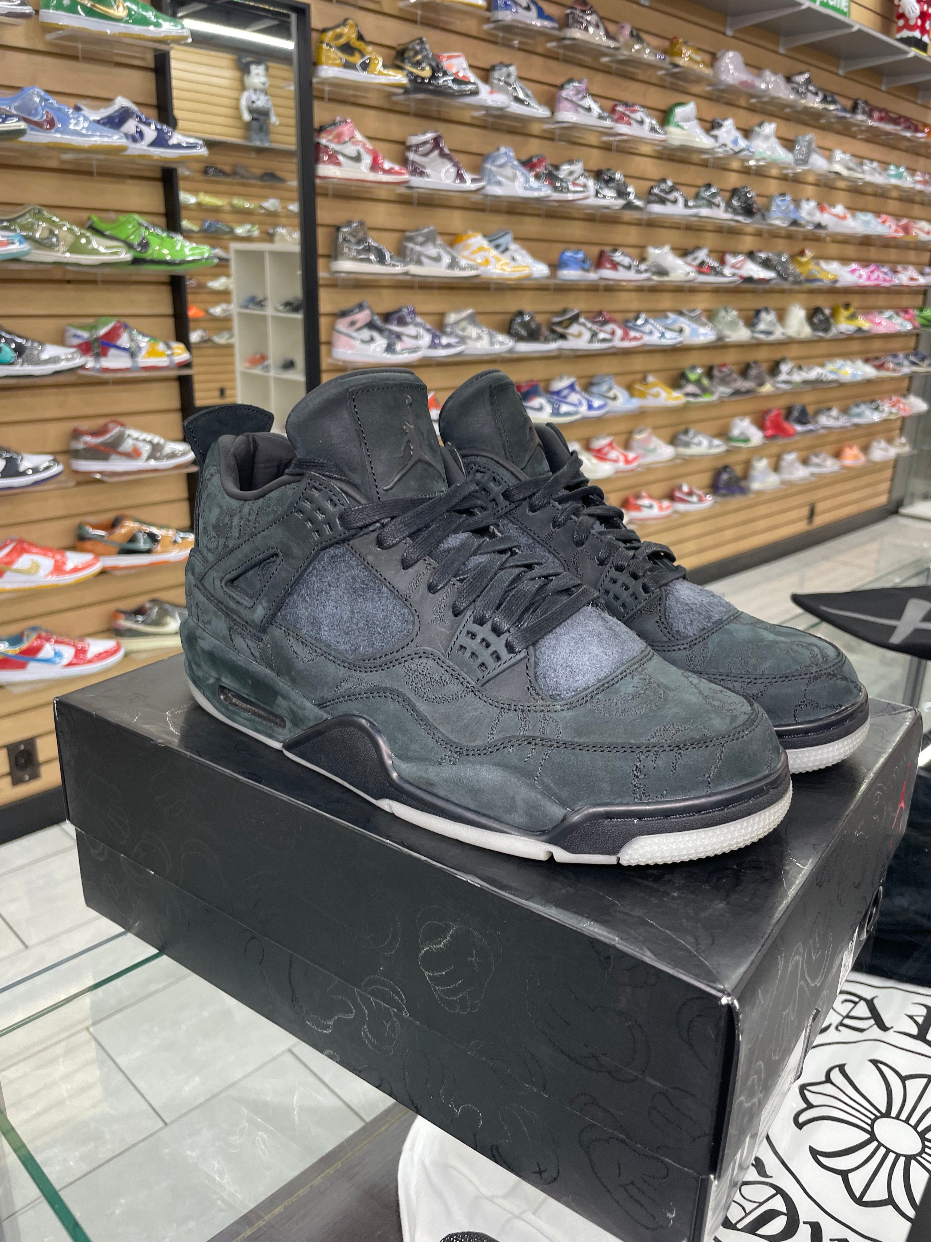 Air Jordan 4 Retro Kaws Black (2017)(Pre-Owned)