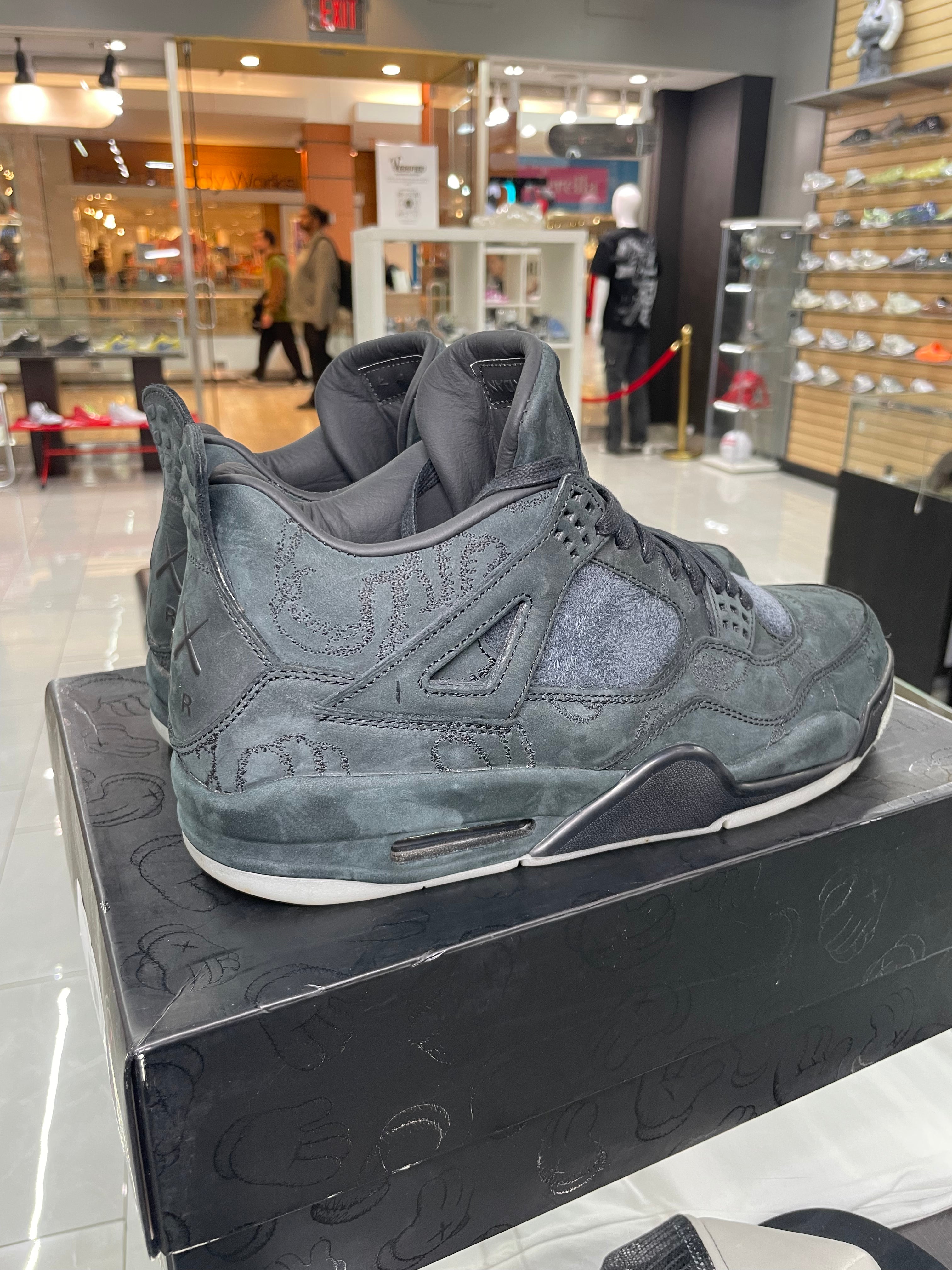 Air Jordan 4 Retro Kaws Black (2017)(Pre-Owned)