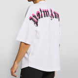 Logotipo de Palm Angels sobre fucsia