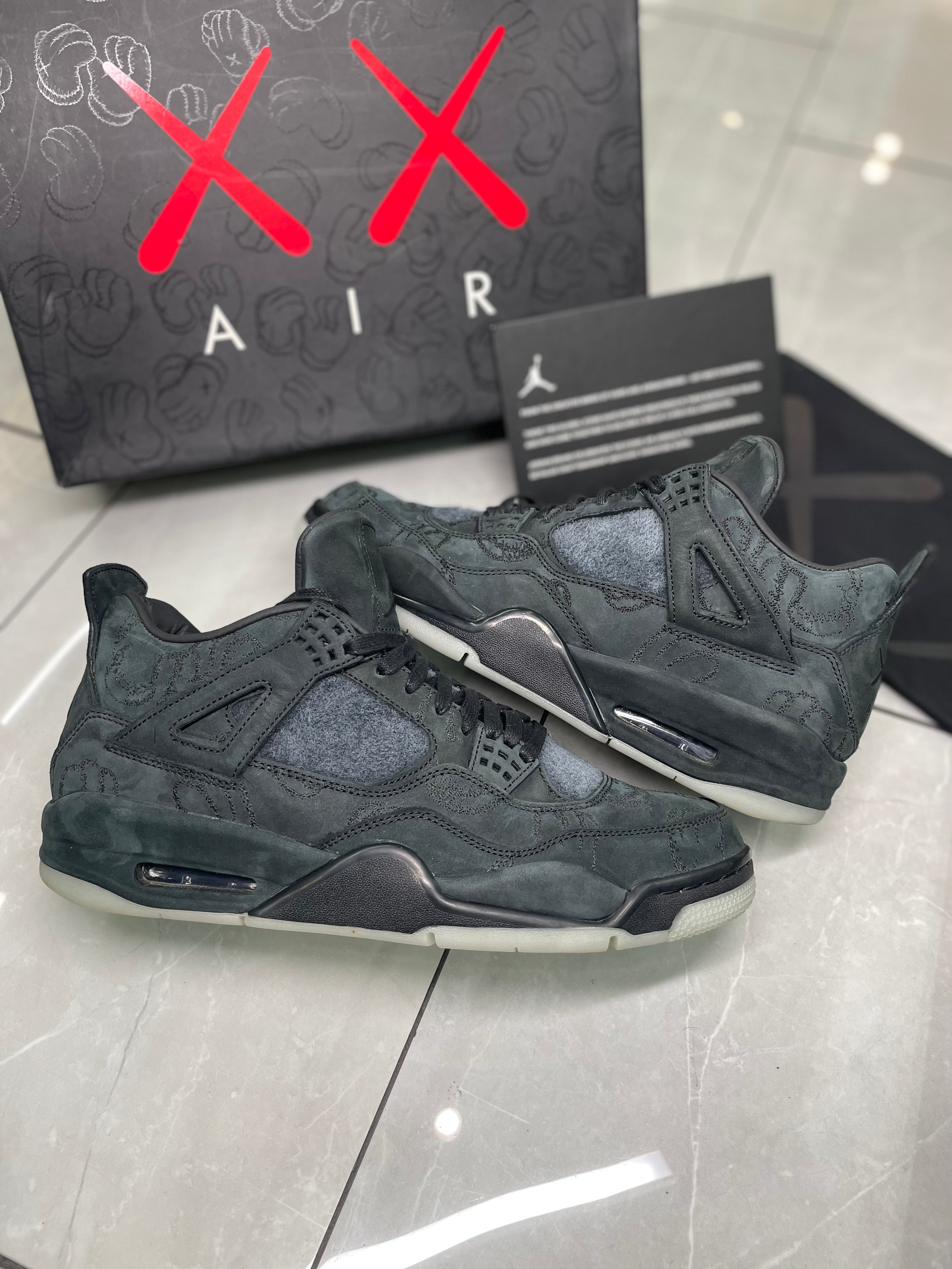 Air Jordan 4 Retro Kaws Black (2017)(Pre-Owned)